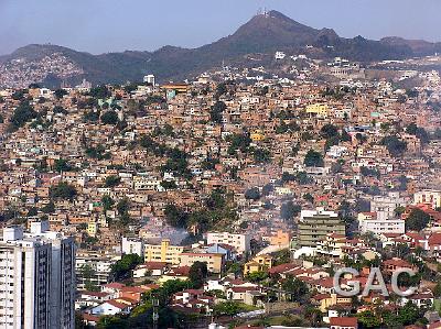 Papagaio Front.jpg - Gesamtanblick der Favela "Papagaio"